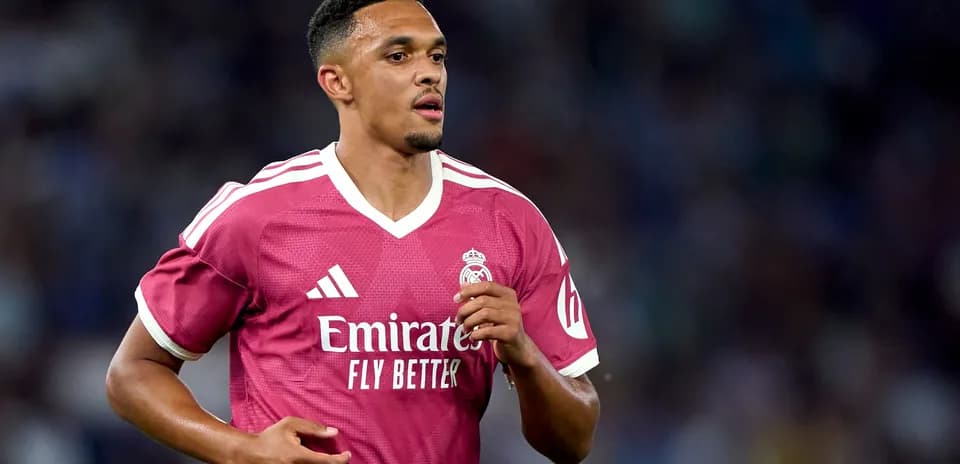 Jugador de Real Madrid en camiseta rosa corriendo