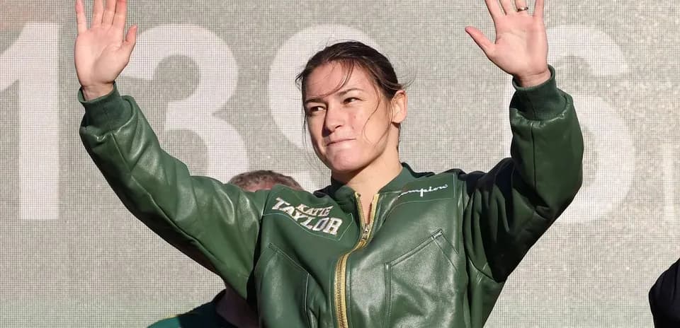 Katie Taylor saludando en evento promocional