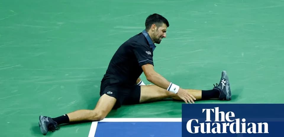 Jugador de tenis estirándose en la cancha