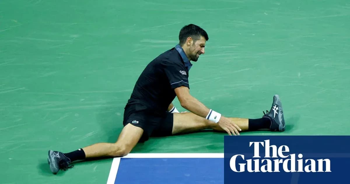 Jugador de tenis estirándose en la cancha