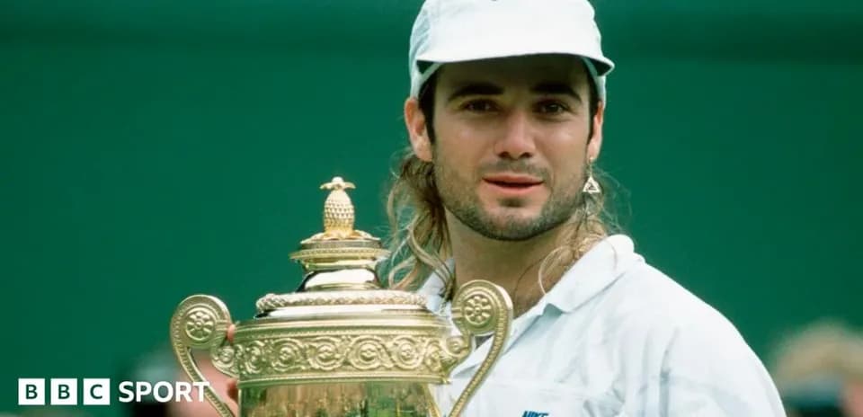 Jugador sosteniendo el trofeo de Wimbledon