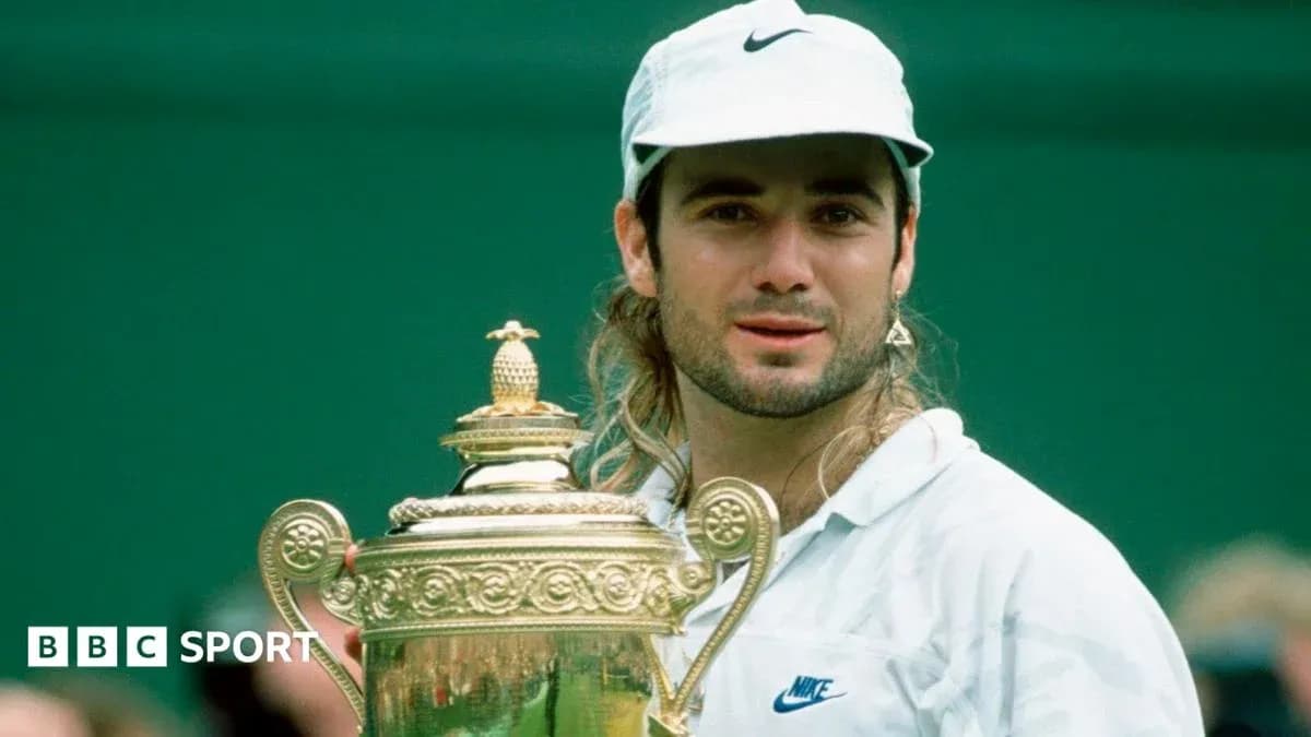 Jugador sosteniendo el trofeo de Wimbledon Jugador sosteniendo el trofeo de Wimbledon