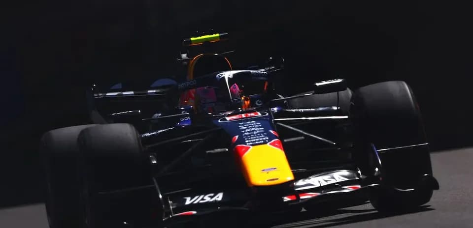 Coche de Fórmula 1 compitiendo en pista