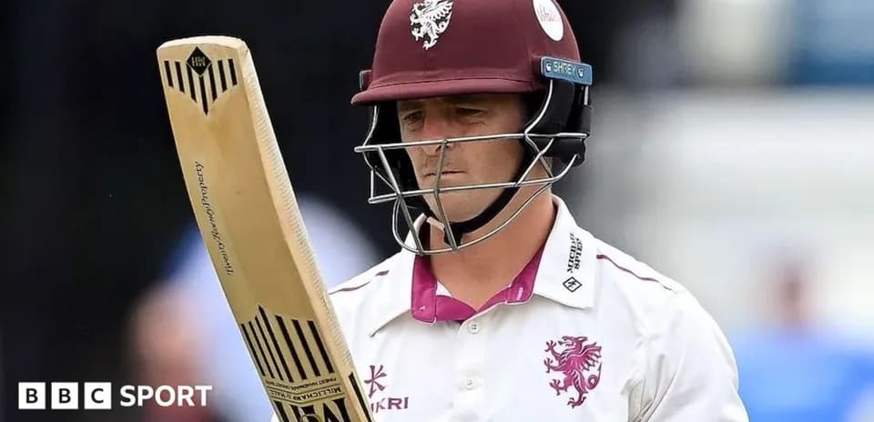 Jugador de cricket sosteniendo un bate en el campo