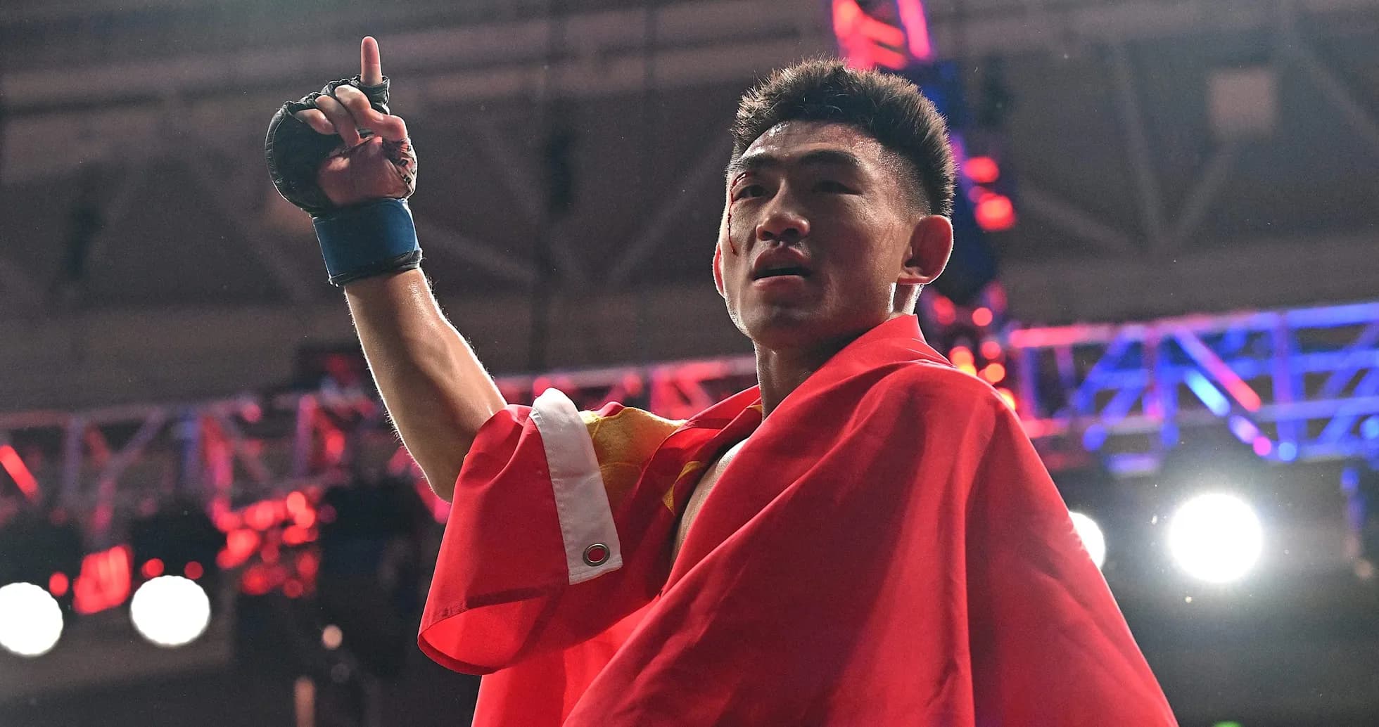 Boxeador levantando el dedo índice con bandera