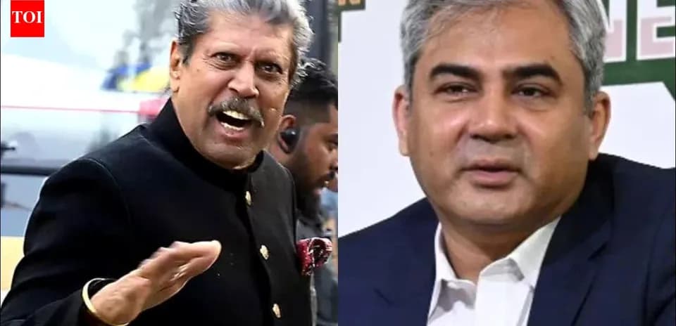 Dos hombres en un evento, uno gesticulando