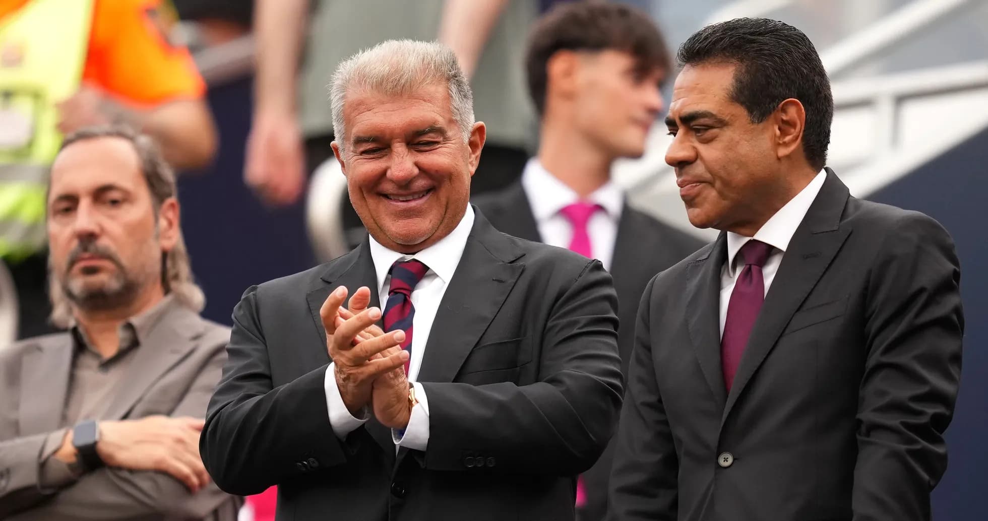 Directivos aplaudiendo en un evento deportivo