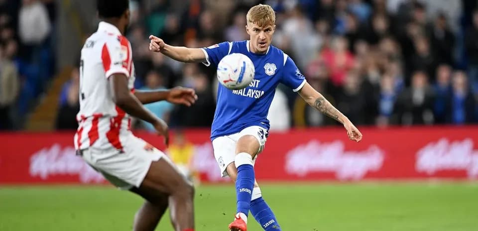 Jugador de Cardiff City pateando el balón en partido