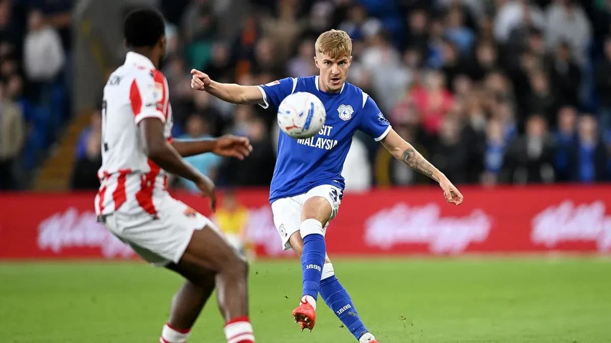 Jugador de Cardiff City pateando el balón en partido