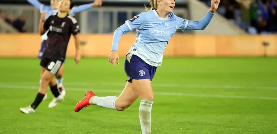 Jugadora de Manchester City celebra un gol en el campo