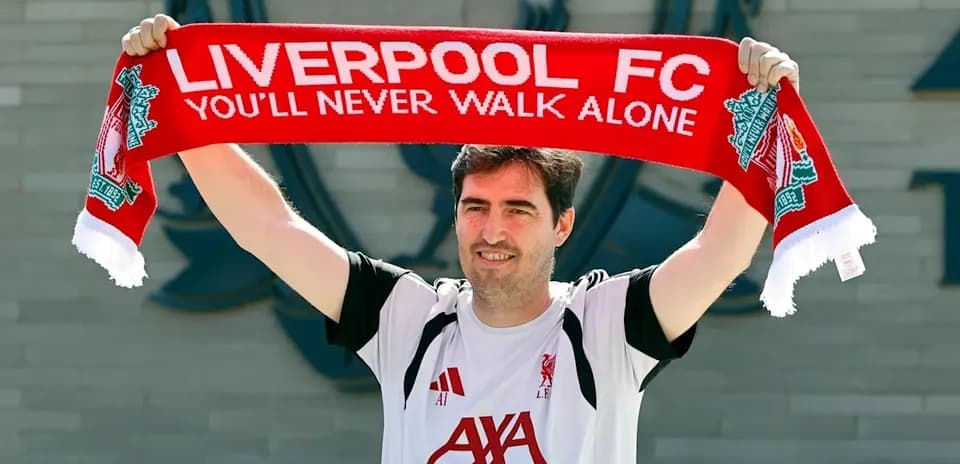 Jugador sostiene bufanda de Liverpool FC en anuncio