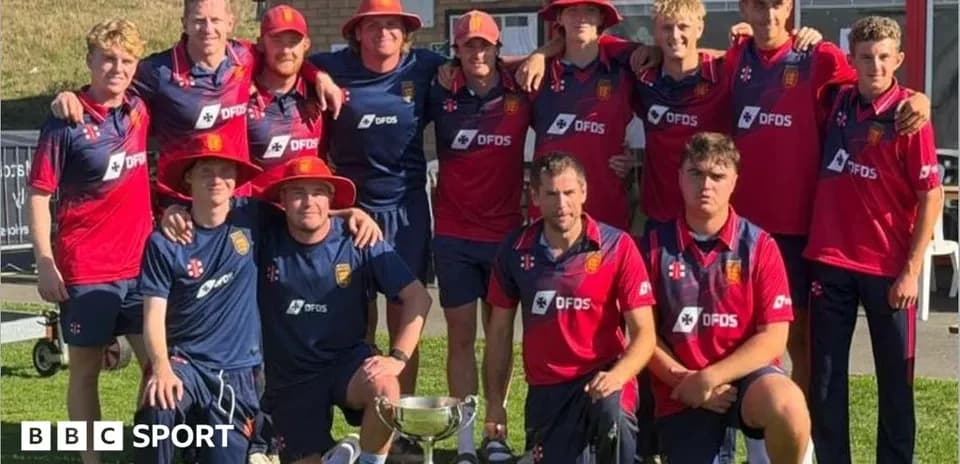 Equipo de cricket posando con trofeo en el campo