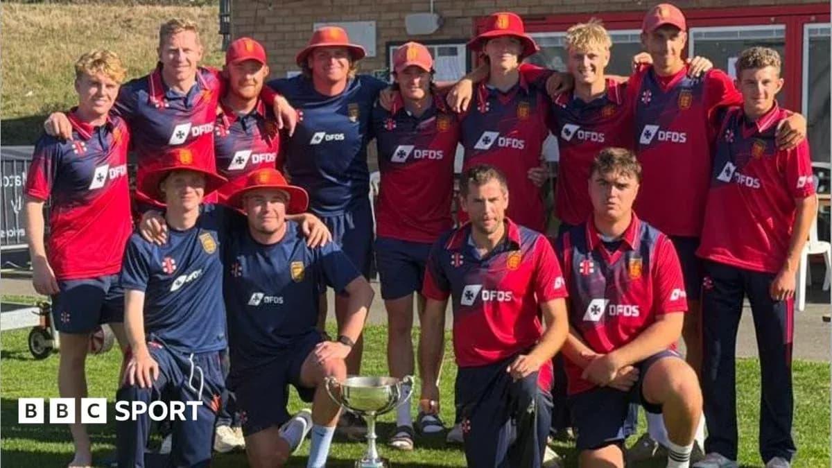 Equipo de cricket posando con trofeo en el campo