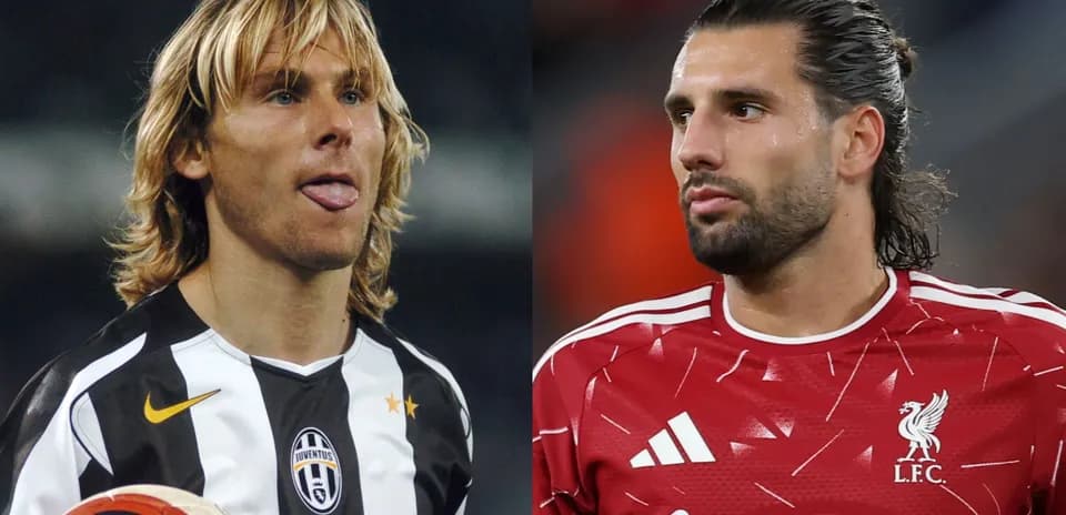 Dos jugadores de fútbol en camisetas de sus equipos