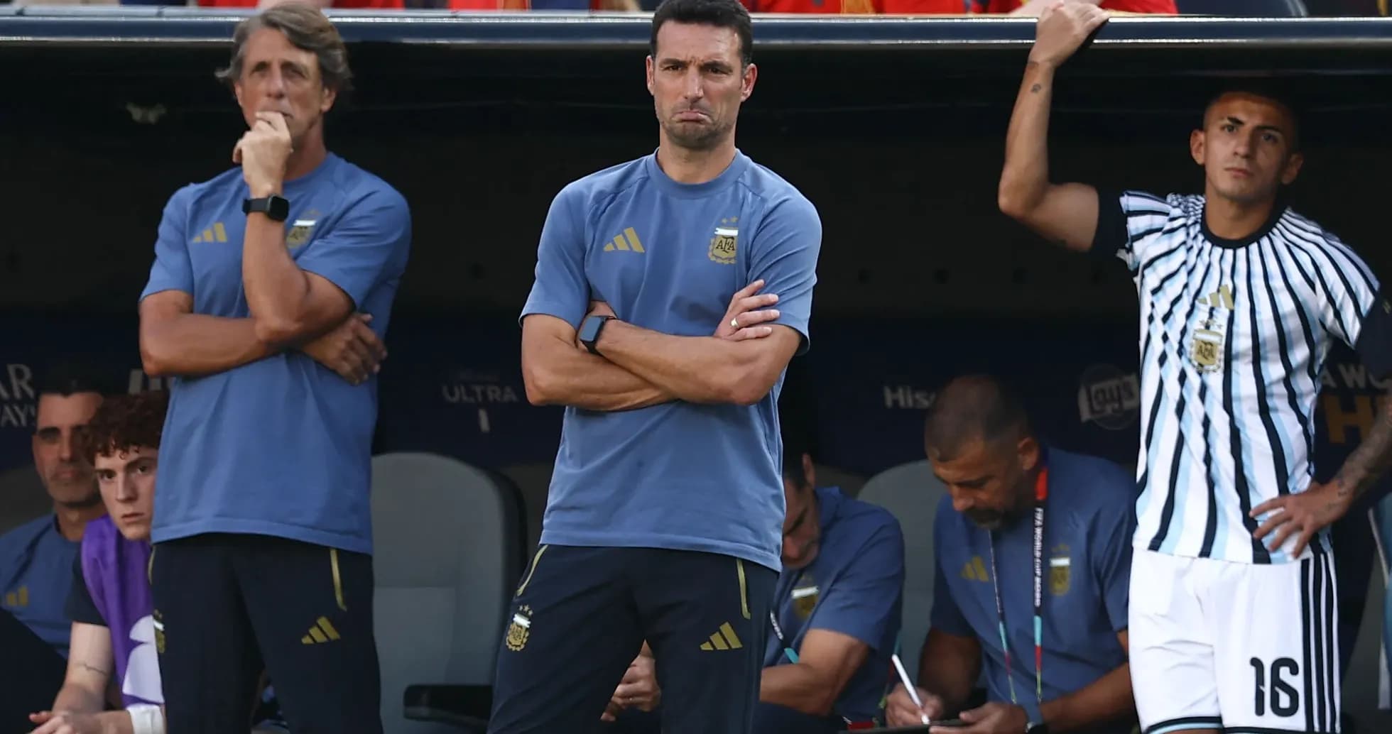Cuerpo técnico de Argentina en el banquillo durante partido