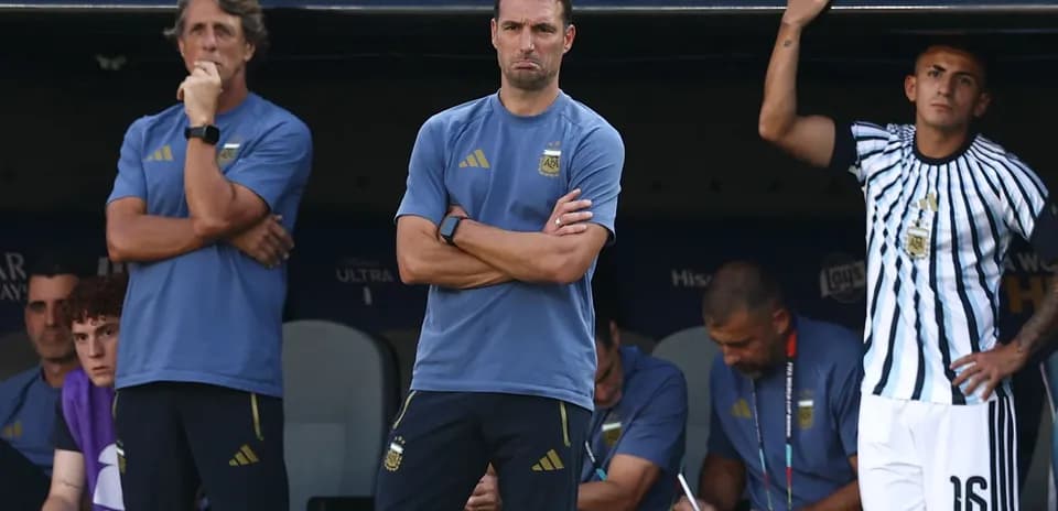 Cuerpo técnico de Argentina en el banquillo durante partido