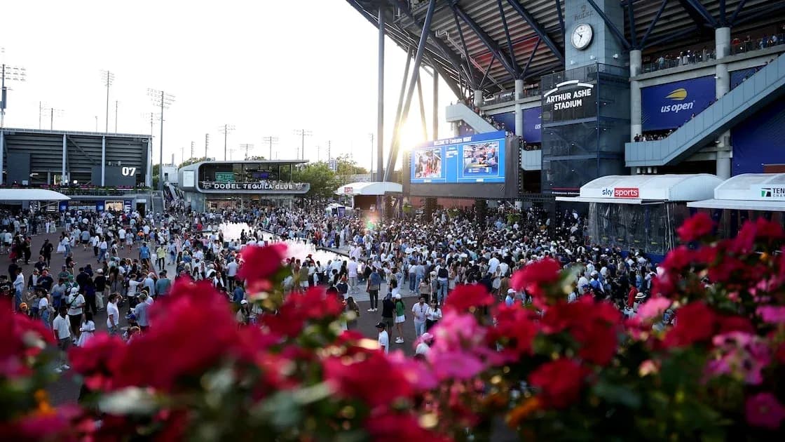 Multitud de personas en el US Open frente al estadio