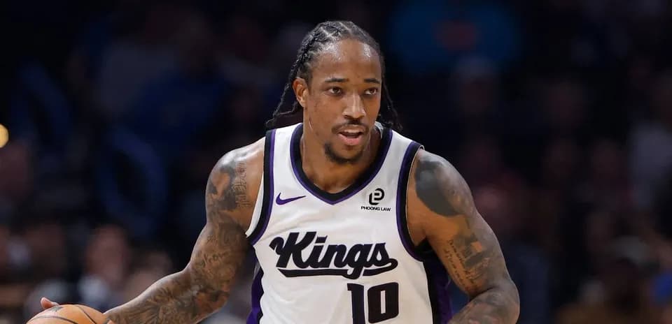 Jugador de los Kings driblando balón en la cancha
