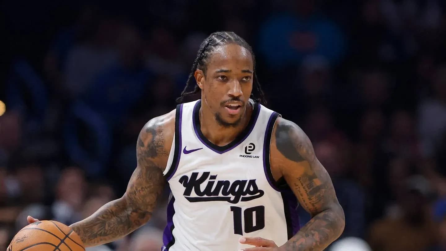 Jugador de los Kings driblando balón en la cancha