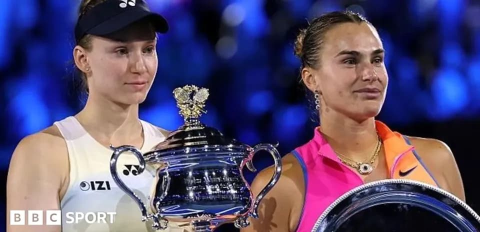 Jugadoras sosteniendo trofeos en ceremonia de premiación