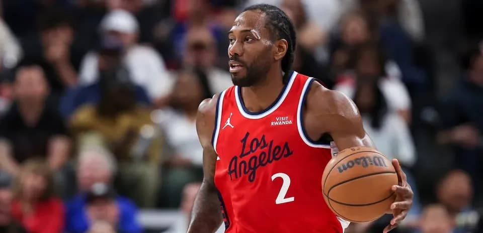 Jugador de baloncesto corriendo con el balón