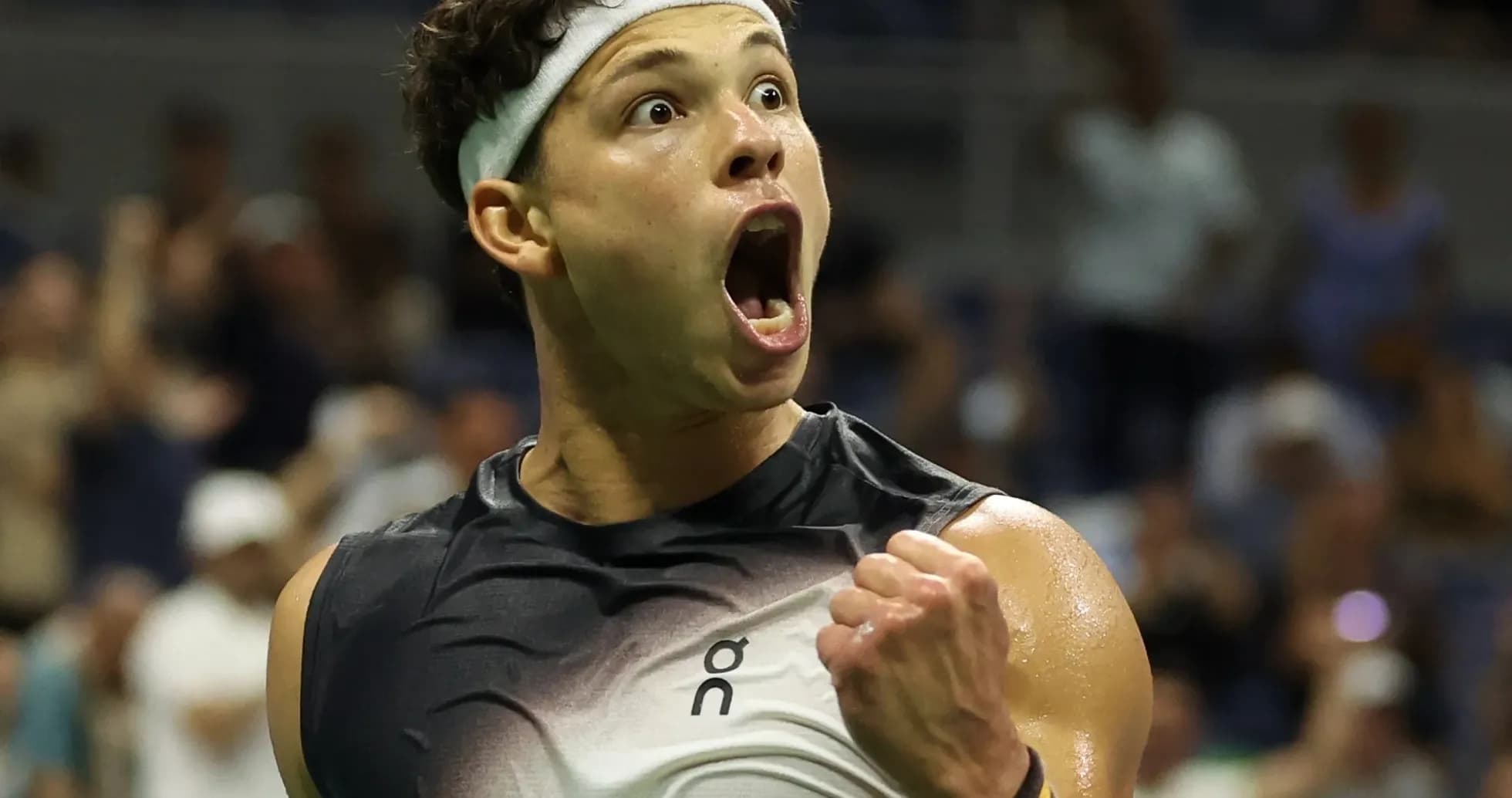 Jugador de tenis celebrando un punto en el partido