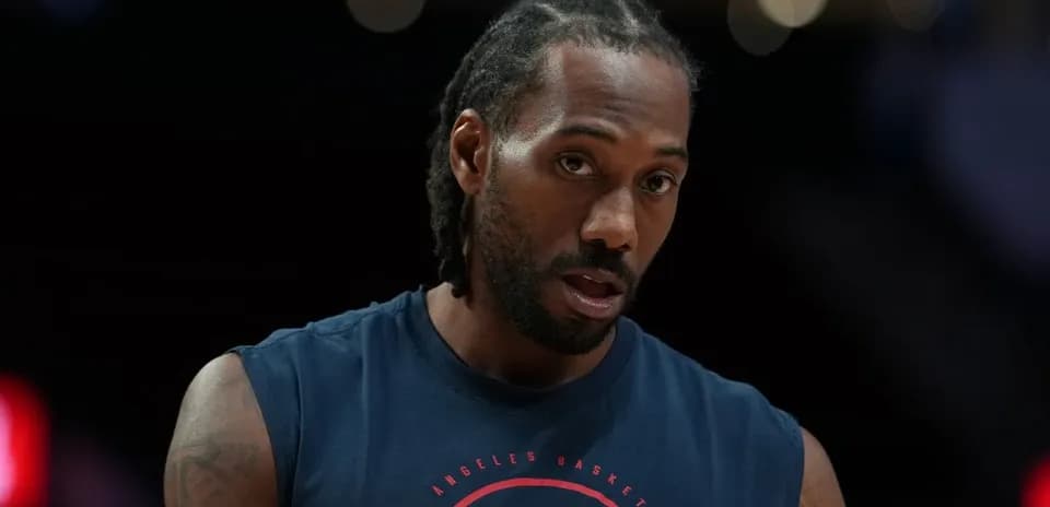 Jugador de baloncesto calentando antes del partido