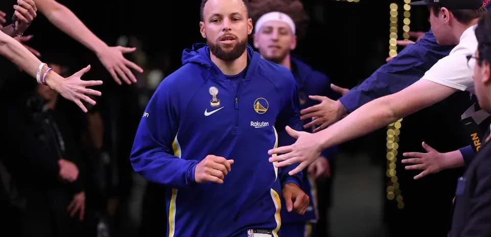 Jugador de los Warriors entrando a la cancha