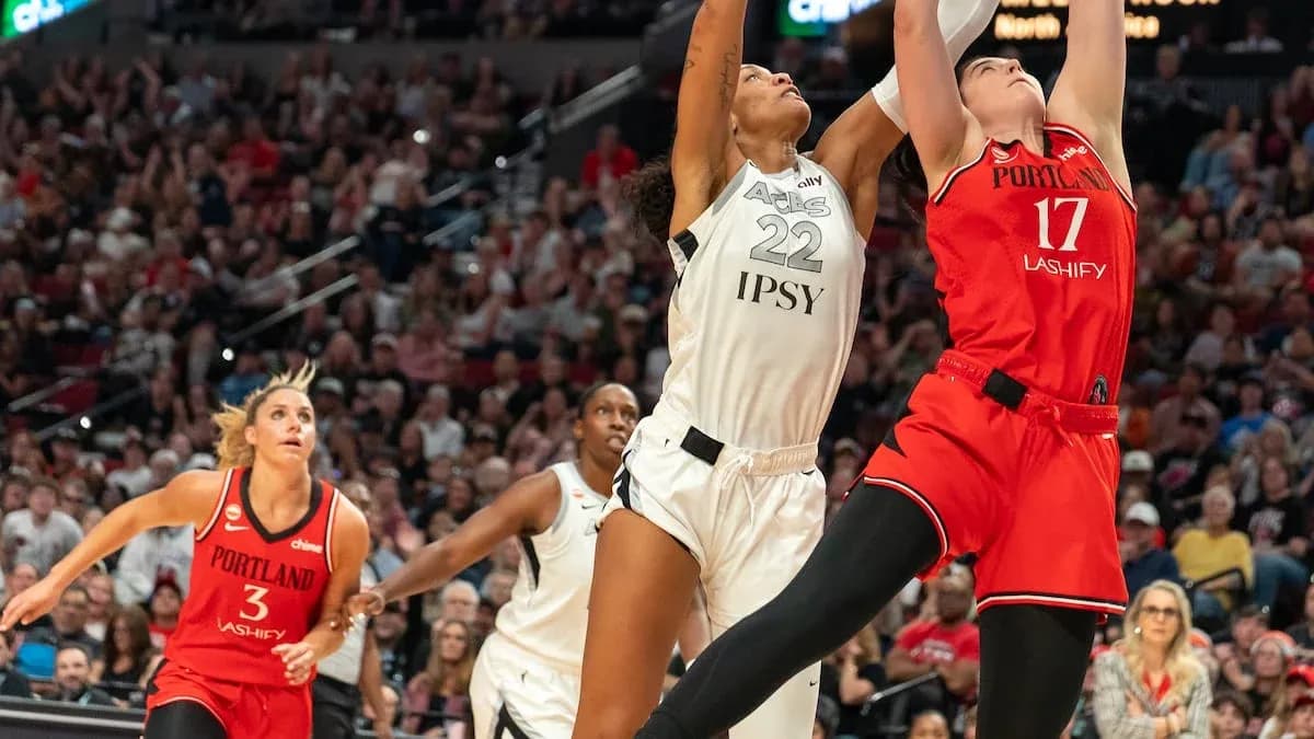 Jugadora saltando para hacer un tiro en baloncesto