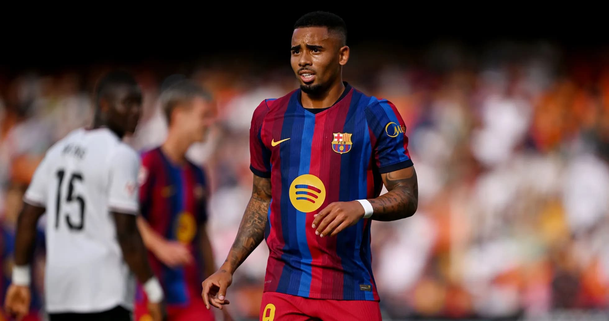 Jugador de Barcelona en acción durante el partido