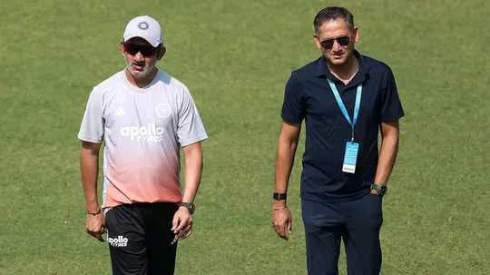 Dos hombres caminando por el campo de entrenamiento