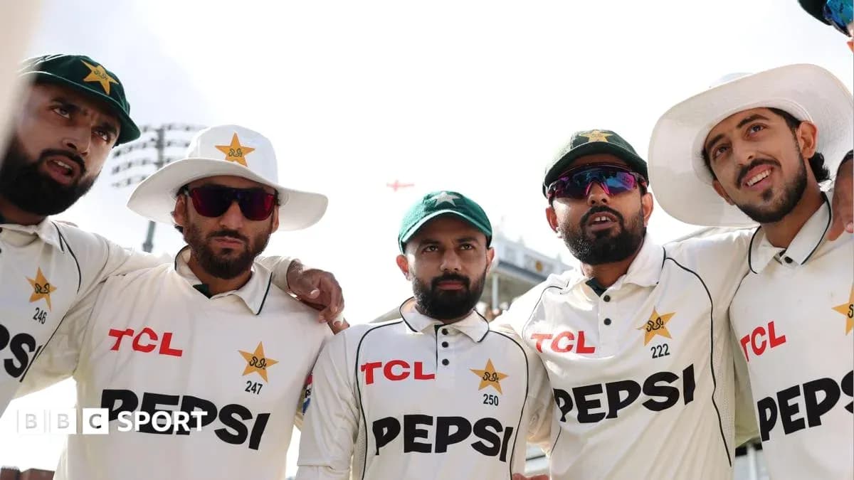 Jugadores de cricket de Pakistán posando juntos