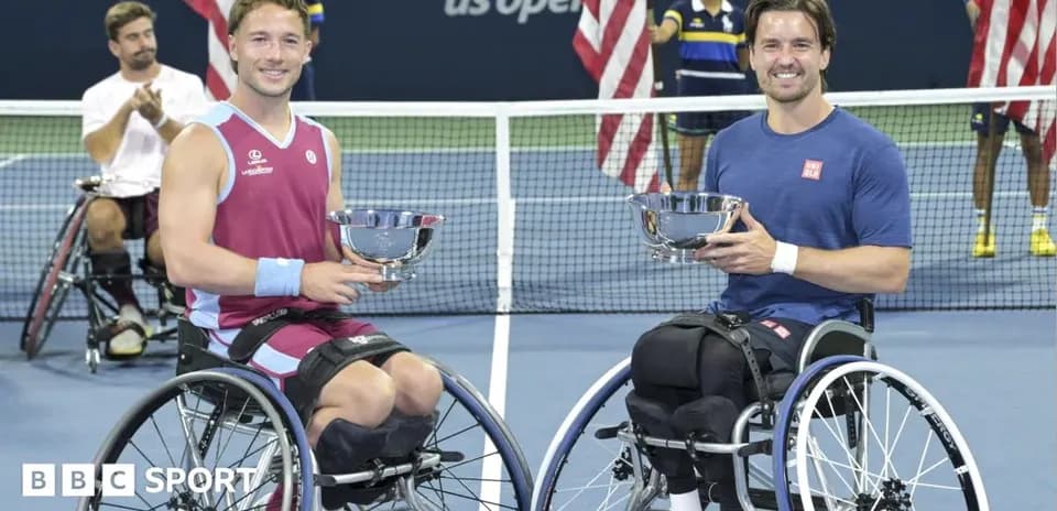 Jugadores en sillas de ruedas sosteniendo trofeos en cancha