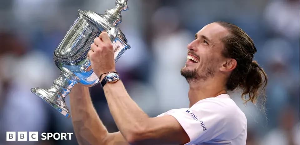 Jugador levantando el trofeo de tenis tras ganar