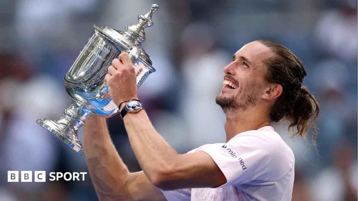 Jugador levantando el trofeo de tenis tras ganar