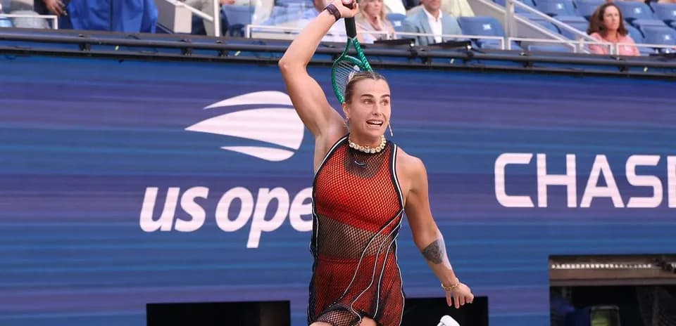 Jugadora de tenis golpeando la pelota en US Open