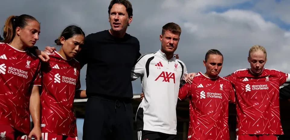 Entrenador y jugadoras de Liverpool en reunión