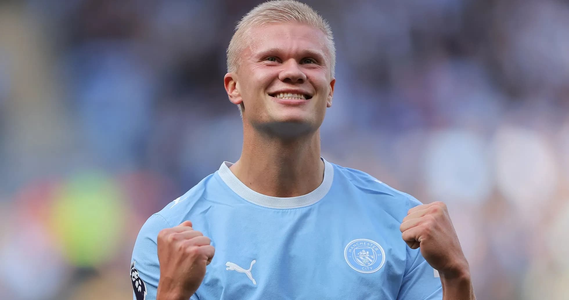 Jugador de Manchester City celebrando con puños en alto