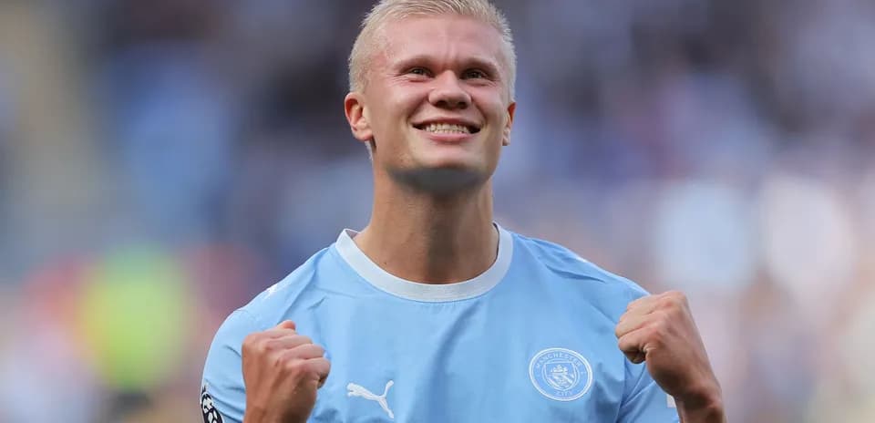 Jugador de Manchester City celebrando con puños en alto