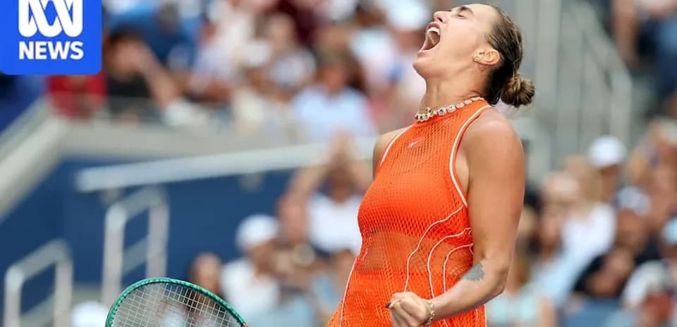 Jugadora de tenis celebrando en la cancha