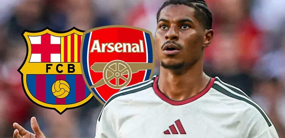 Jugador con camisetas de Barcelona y Arsenal