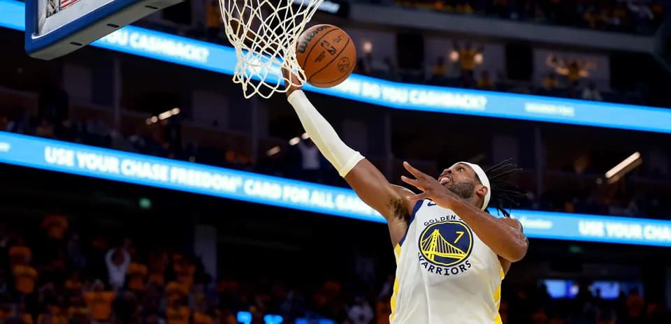 Jugador de los Golden Warriors encestando en el aro
