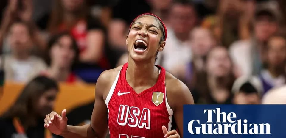 Jugadora de baloncesto de USA celebrando en partido