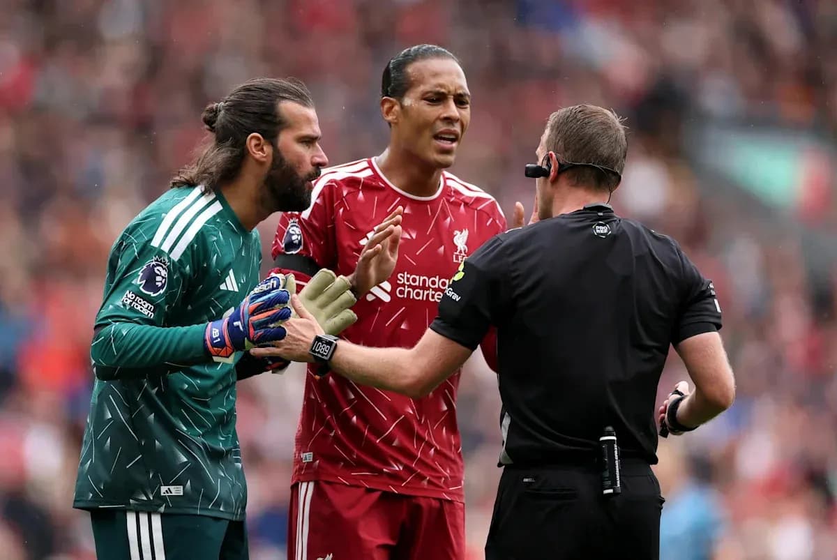 Jugadores de Liverpool discutiendo con el árbitro