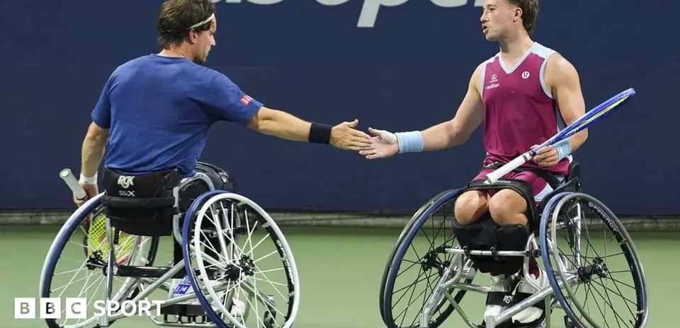 Dos jugadores en sillas de ruedas se dan la mano
