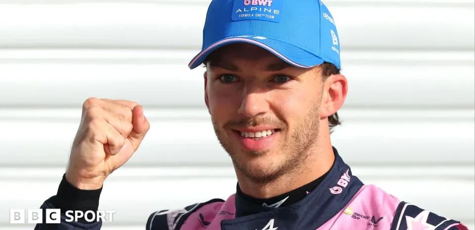 Piloto de Fórmula 1 con casco de Alpine celebrando