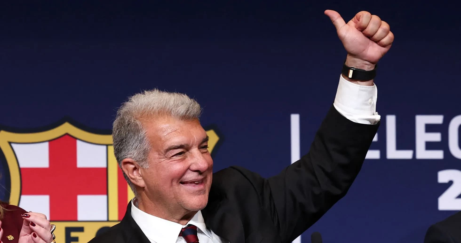 Presidente de FC Barcelona levantando el pulgar en evento