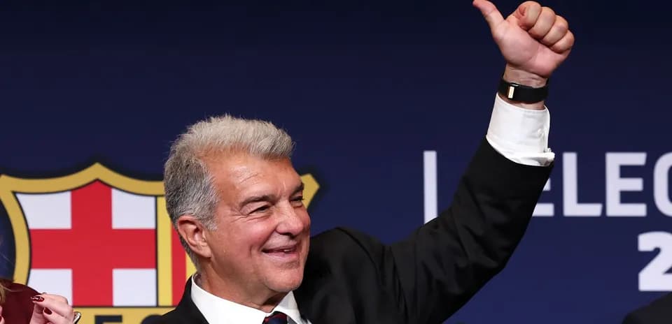Presidente de FC Barcelona levantando el pulgar en evento