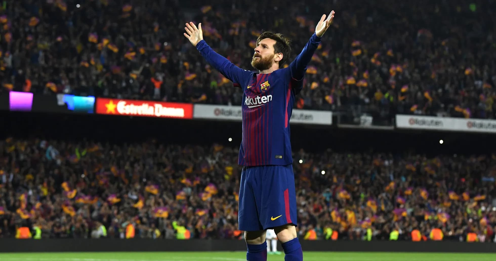 Jugador de Barcelona celebrando con brazos levantados