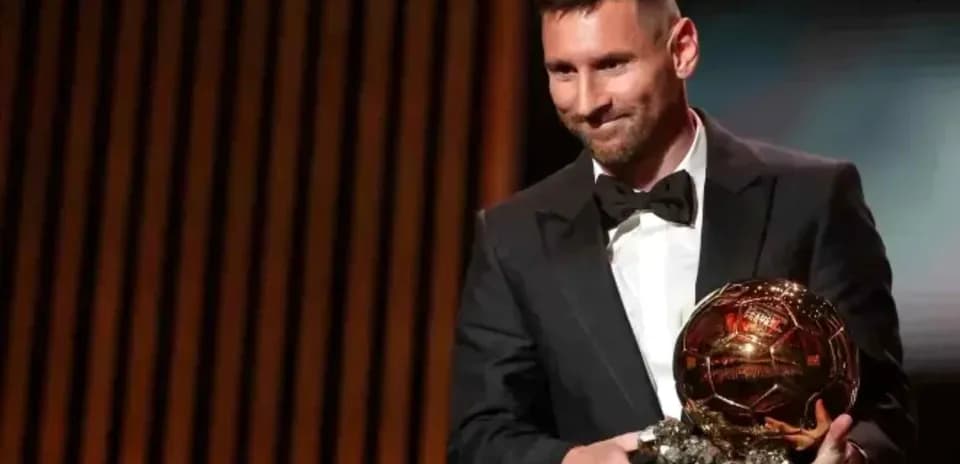 Jugador recibiendo el Balón de Oro en ceremonia